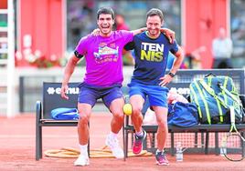 Carlos Alcaraz, junto a su preparador físico, Juanjo Moreno, el pasado jueves en el Foro Itálico de Roma.