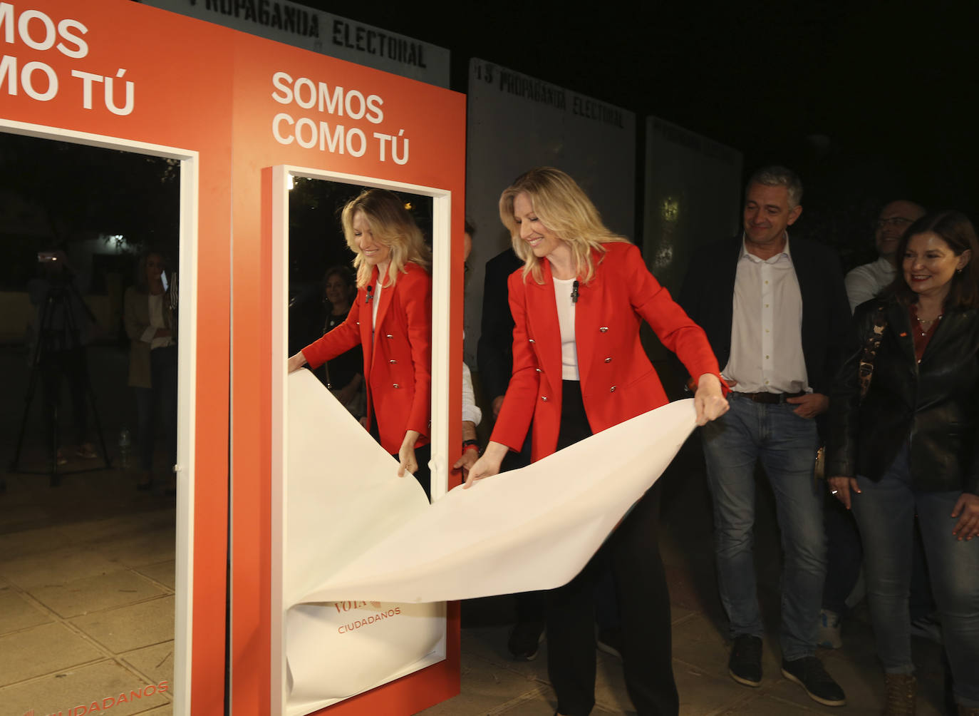 Cs arranca la campaña electoral con la «Des (pegada)» de carteles.