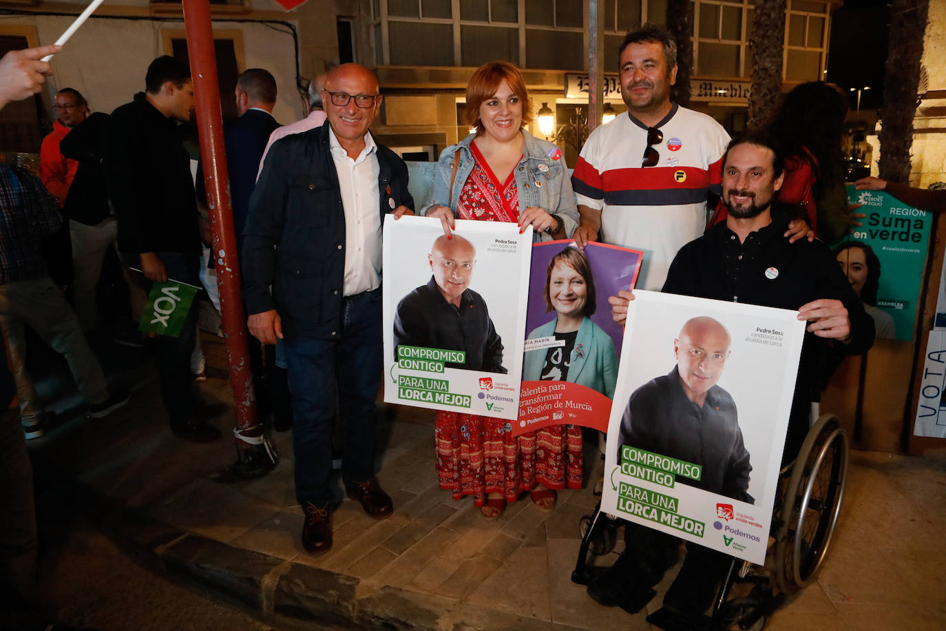 Pedro Sosa, candidato de IU en Lorca, durante la pegada de carteles. 