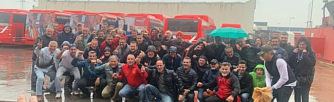 Los trabajadores celebran tras lograr un acuerdo con empresa y Ayuntamiento.