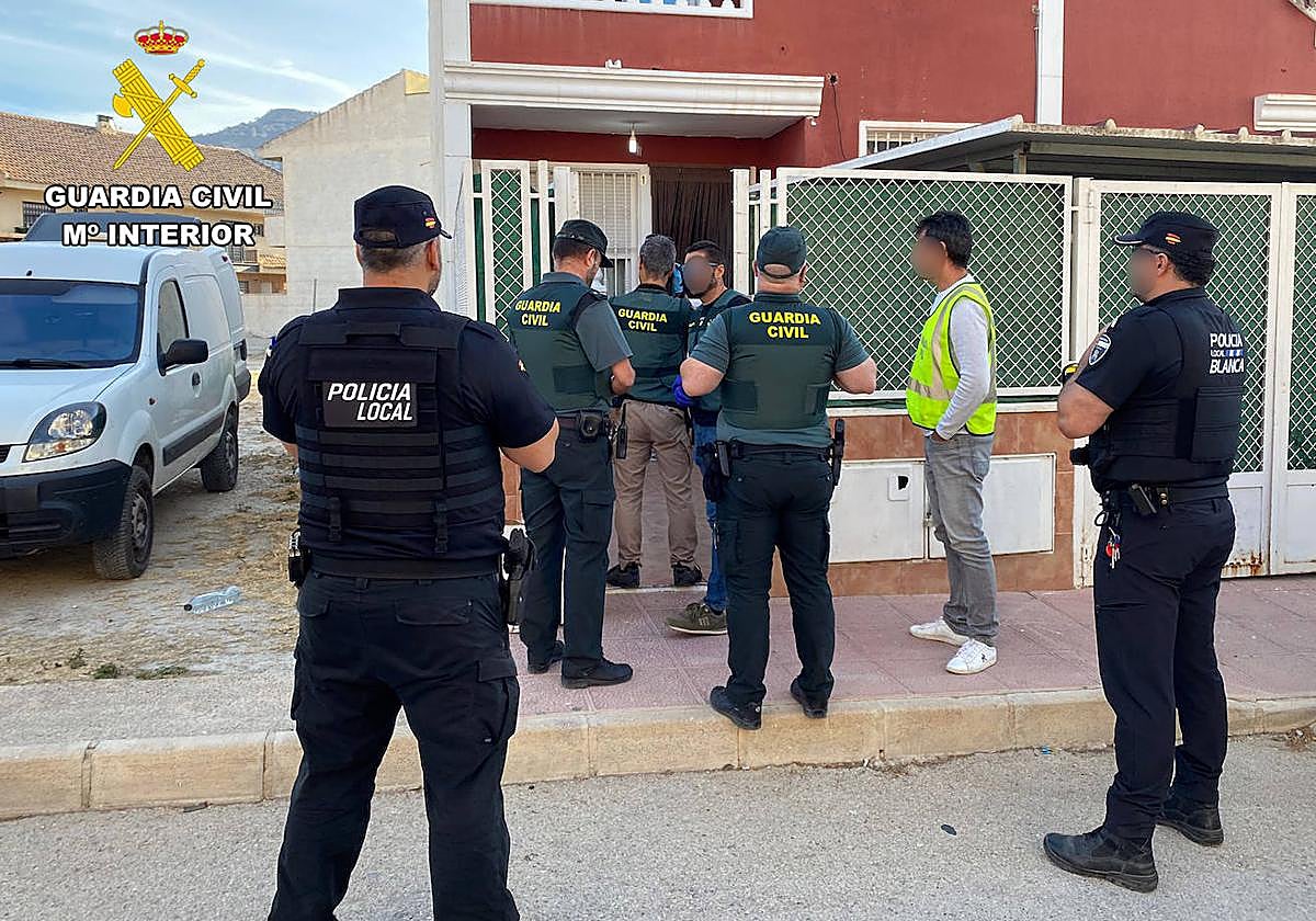 Guardia Civil y Policía Local de Blanca registra uno de los domicilios.