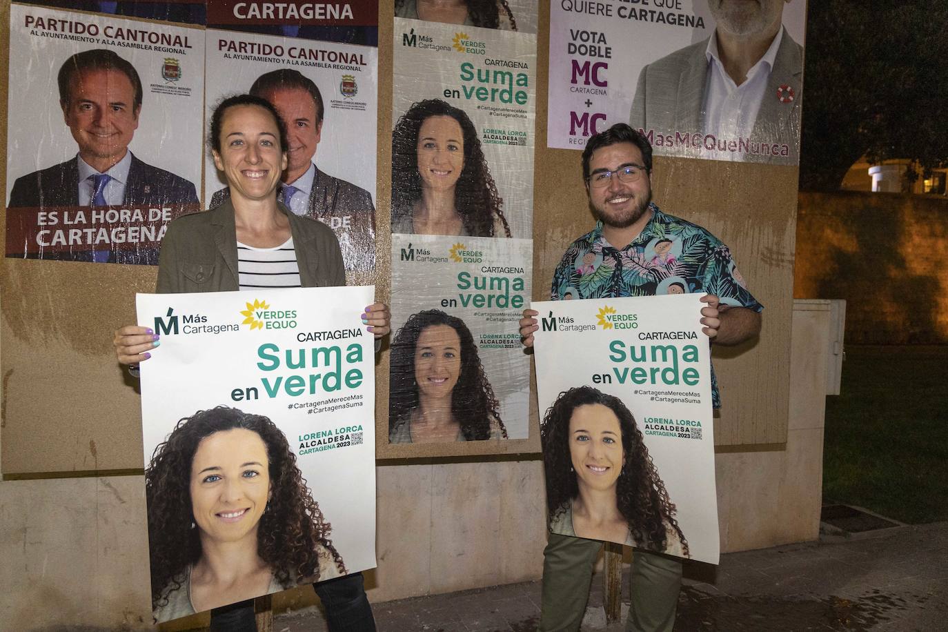 La candidata de Más Cartagena, Lorena Lorca, durante la pegada de carteles. 