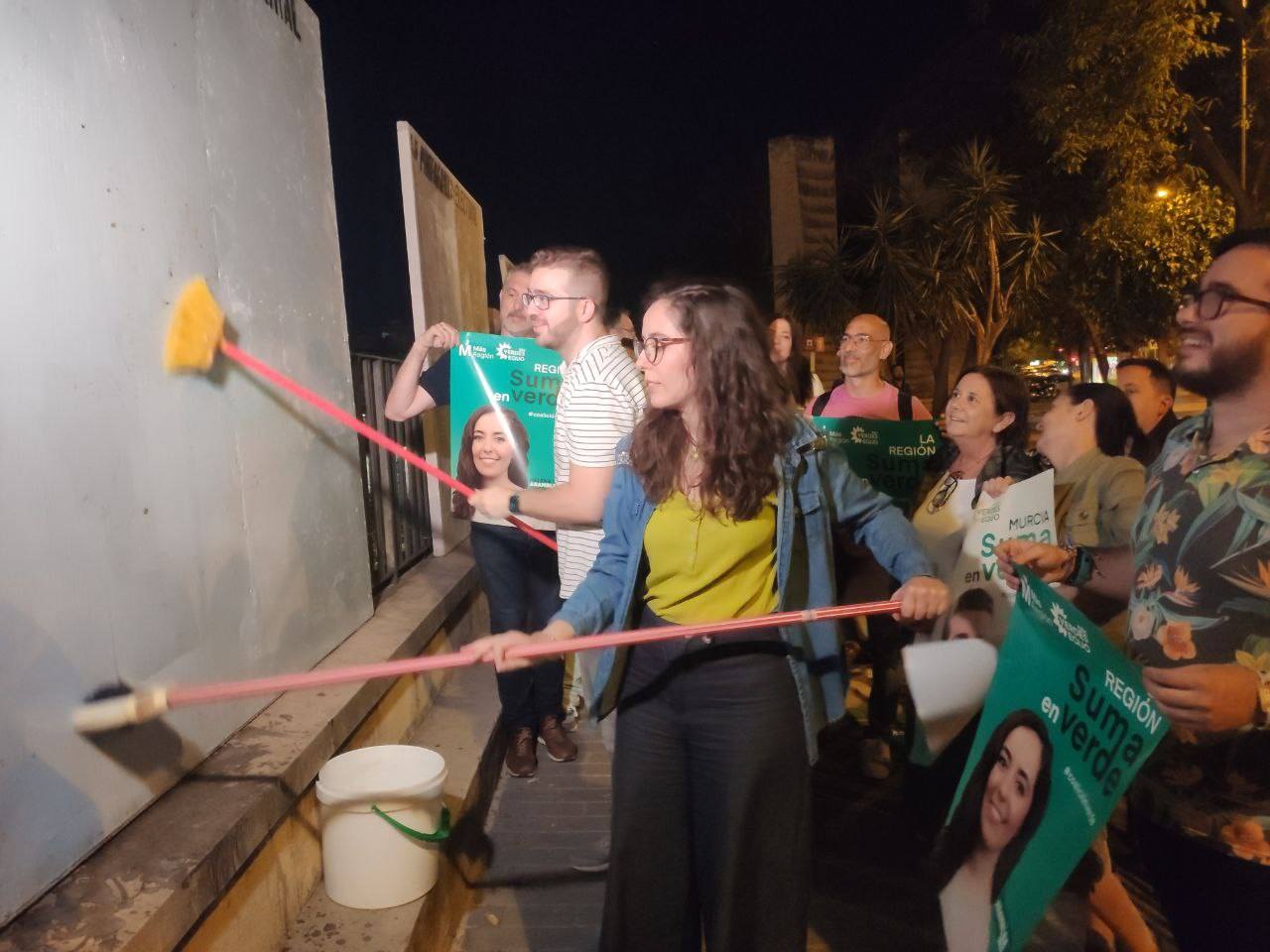 La candidata de Más Región - Verdes Equo, Helena Vidal, duarane la pegada de carteles. 