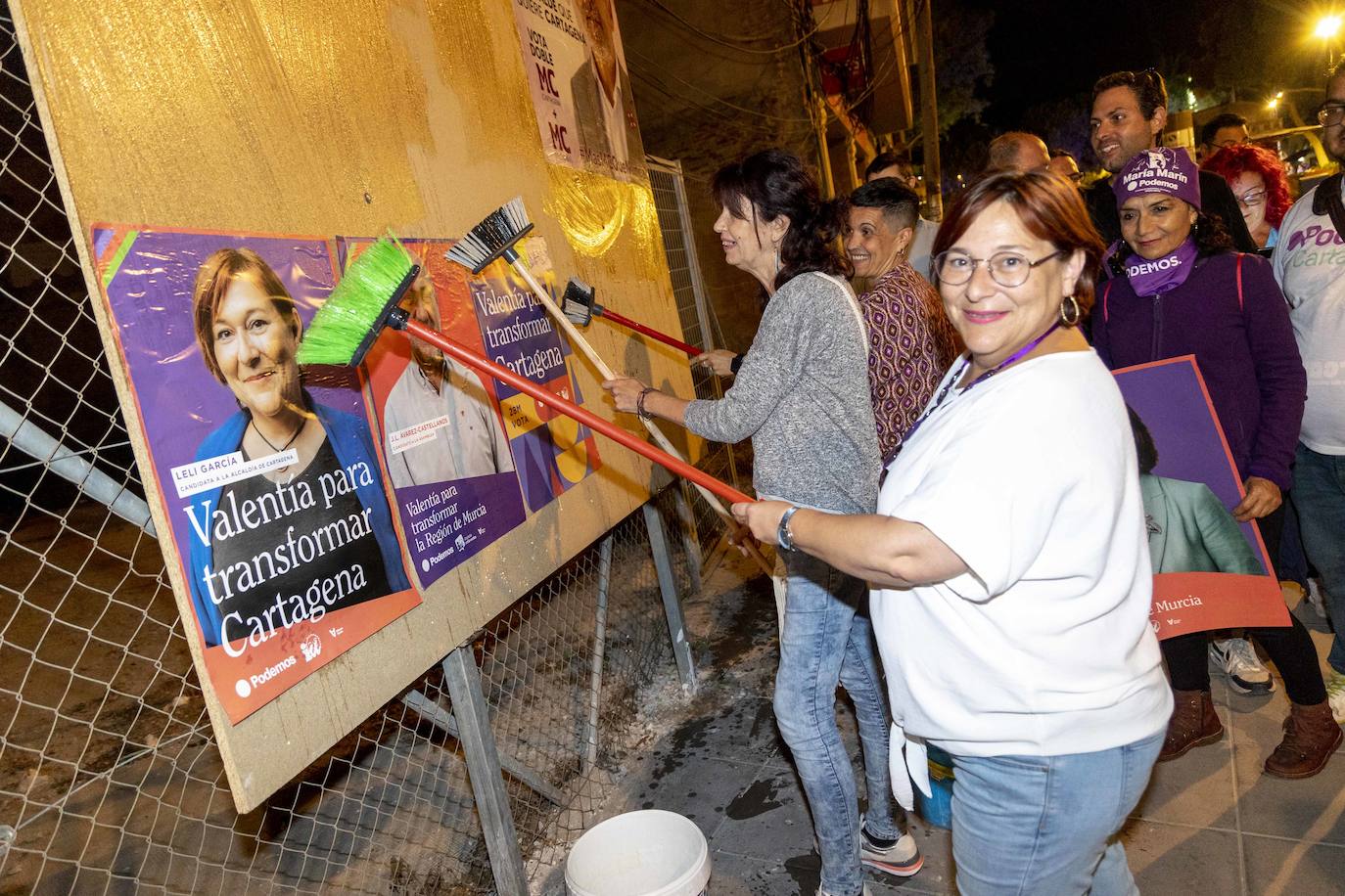 Leli Garcia, candidata de Podemos en Cartagena, durante la pegada de carteles. 