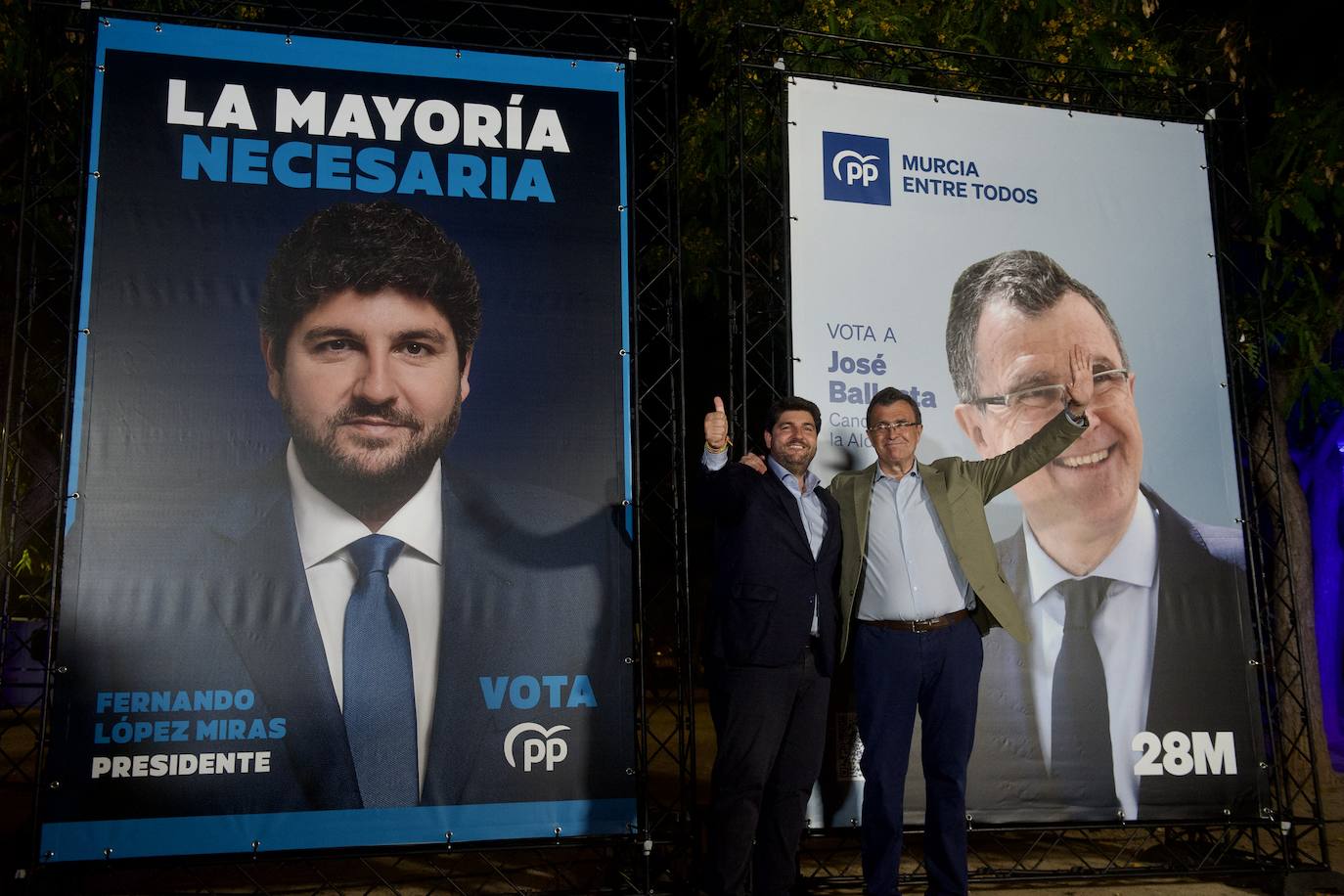 López Miras y José Ballesta con los carteles de la campaña del Partido Popular en Murcia