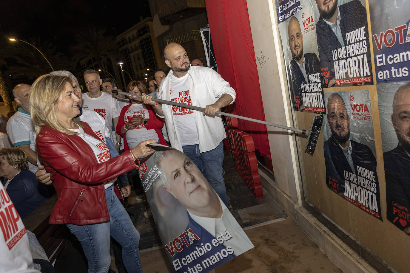 Manuel Torres, candidato del PSOE en Cartagena, durante la pegada de carteles. 