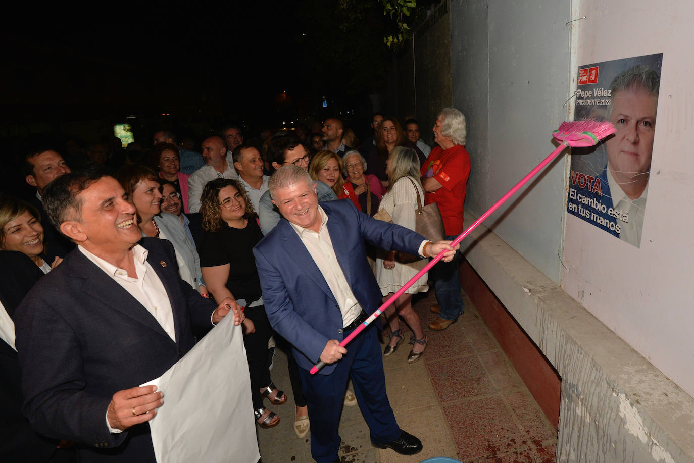 Pepe Vélez, candidato regional del PSOE, con el cartel de su partido.
