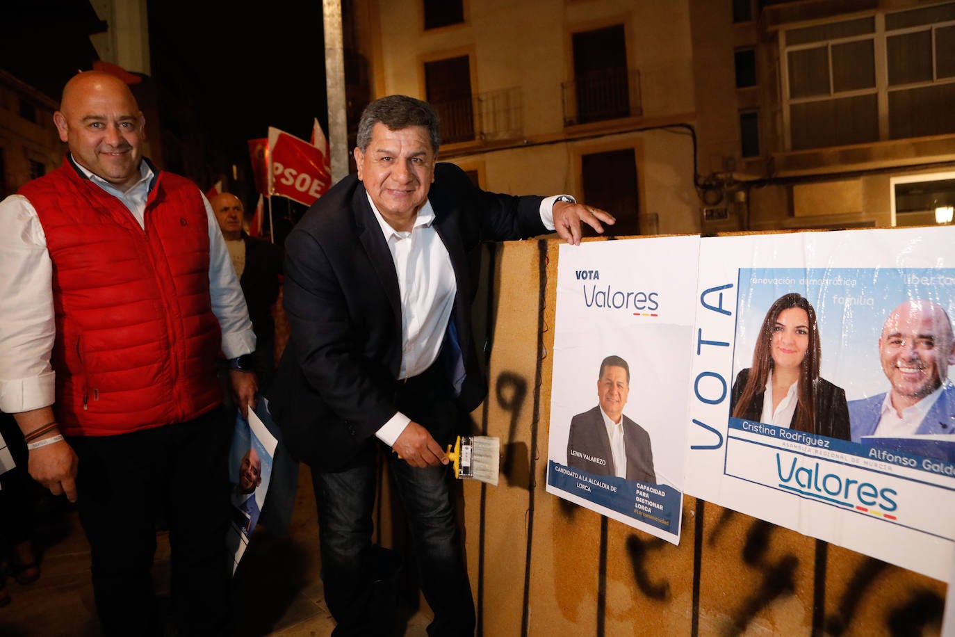 Franklin Lenin Valarezo Castro, candidato de Valores en Lorca, durante la pegada de carteles. 