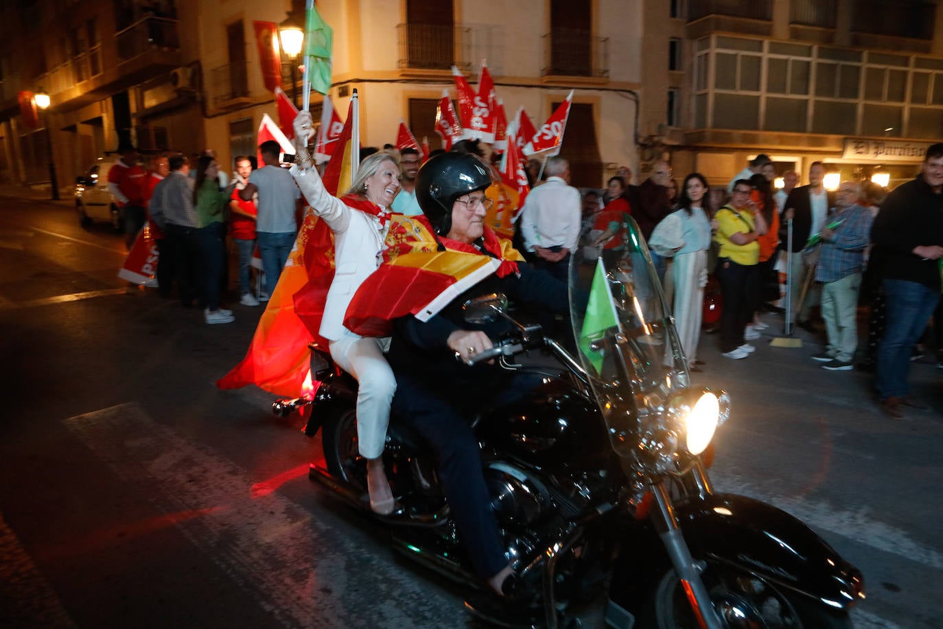Carmen Menduiña, candidata de Vox en Lorca, llegó en moto al inicio de campaña electoral.