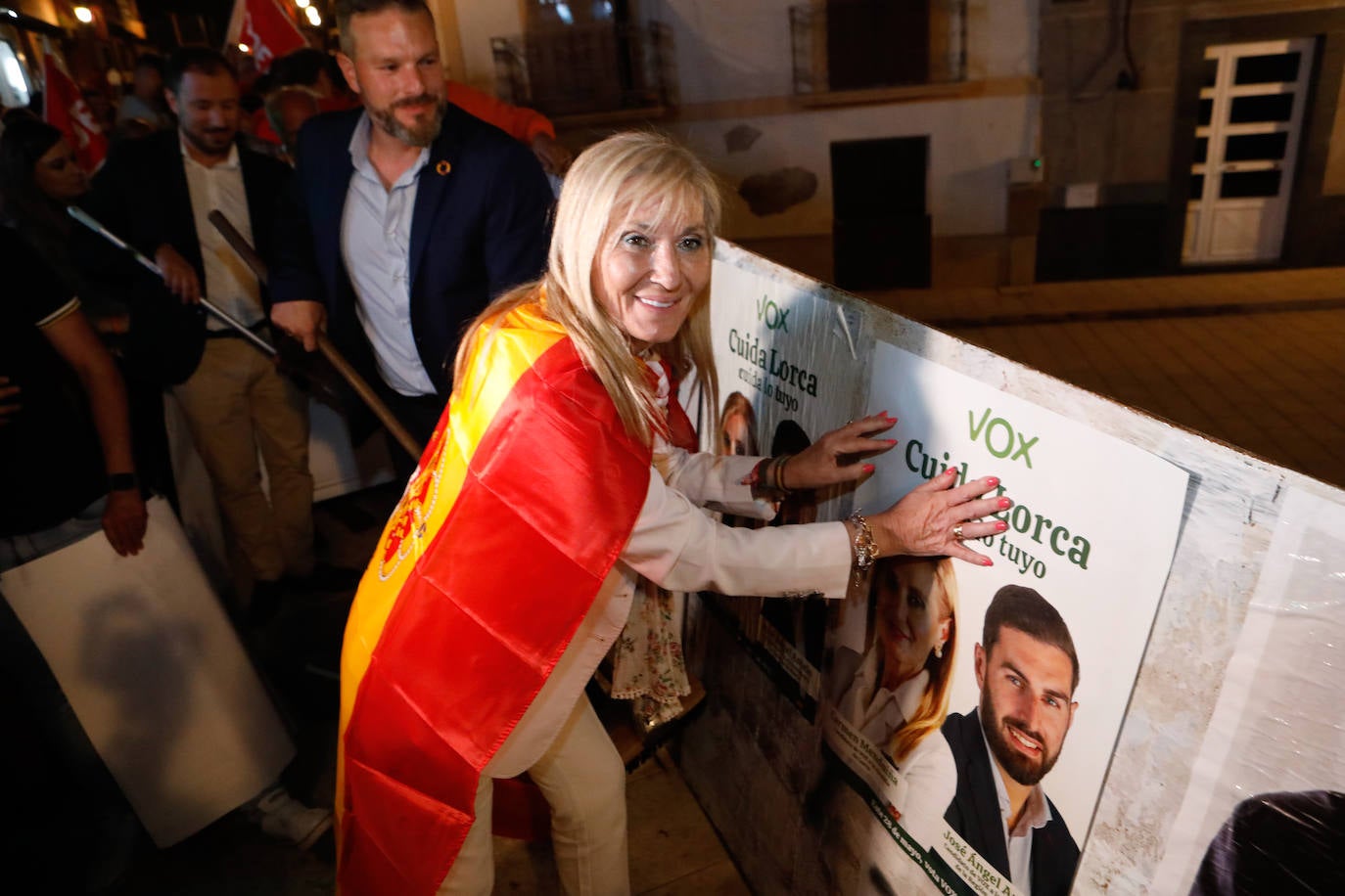 Carmen Menduiña, candidata de Vox en Lorca, durante la pegada de carteles. 