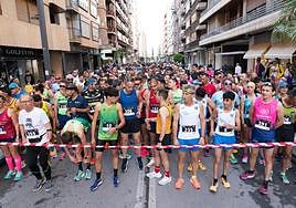 Los corredores antes de tomar la salida del 'Corre por Lorca'.