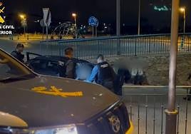 Agentes de la Guardia Civil con algunos de los detenidos.