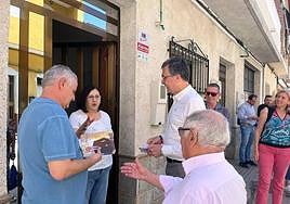 Ballesta, charlando con los vecinos de Rincón de Seca.