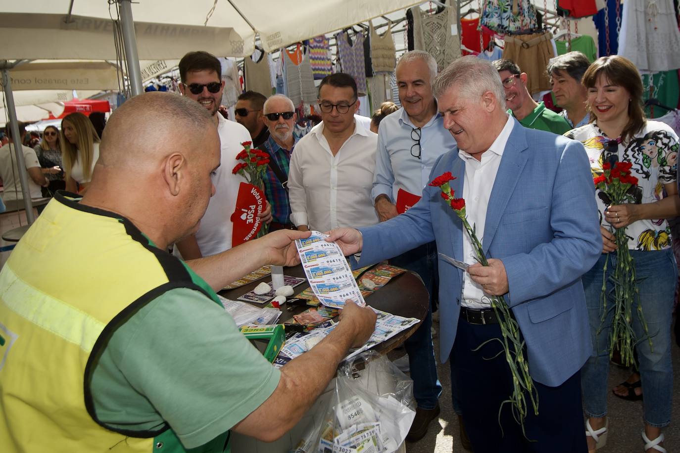 La visita de Vélez y Serrano al mercado dominical de El Raal, en imágenes