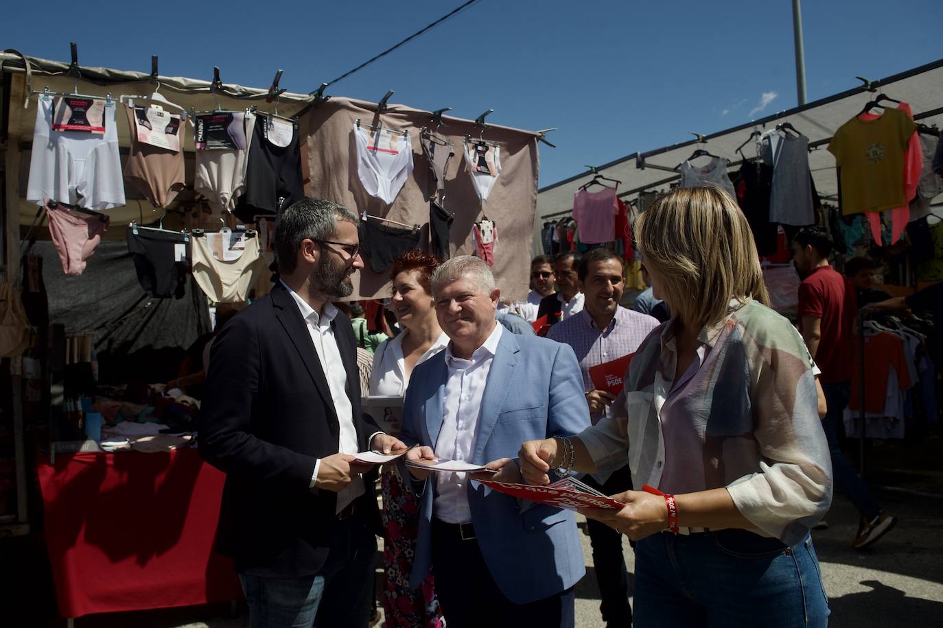La visita de Vélez y Serrano al mercado dominical de El Raal, en imágenes