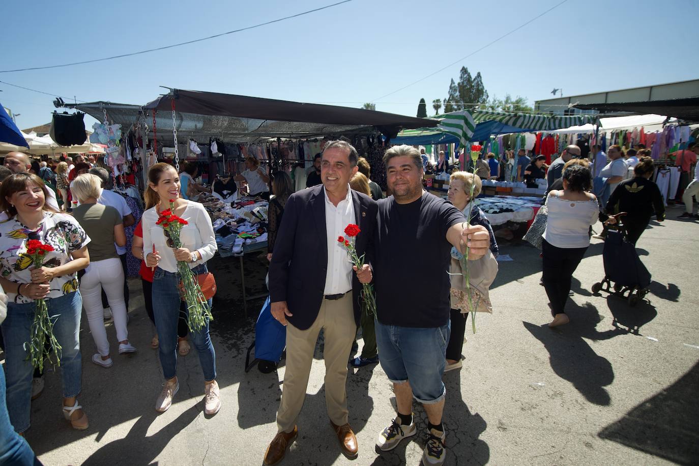 La visita de Vélez y Serrano al mercado dominical de El Raal, en imágenes