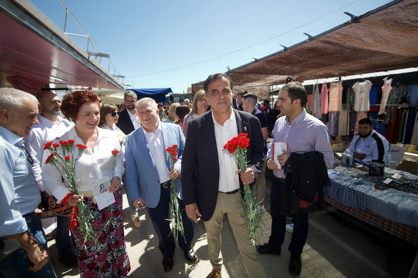 La visita de Vélez y Serrano al mercado dominical de El Raal, en imágenes