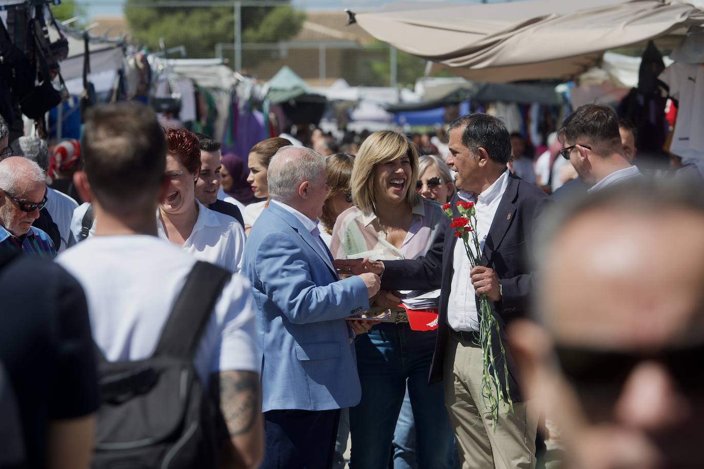 La visita de Vélez y Serrano al mercado dominical de El Raal, en imágenes