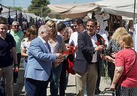 La visita de Vélez y Serrano al mercado dominical de El Raal, en imágenes