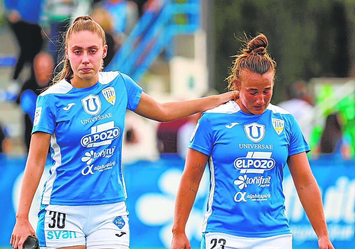 Clara Román y Raquel Pinel, abatidas al acabar el partido de ayer en el Guadalentín.