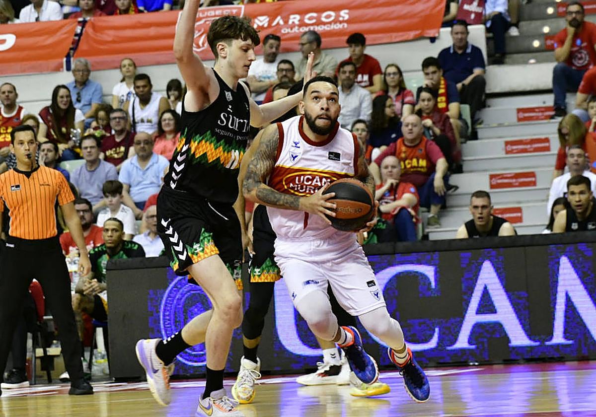 Chiozza inicia una penetración hacia el aro en el partido de este domingo ante el Surne Bilbao.
