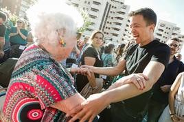 Errejón saludando este domingo a una vecina durante el acto en Molina de Segura.