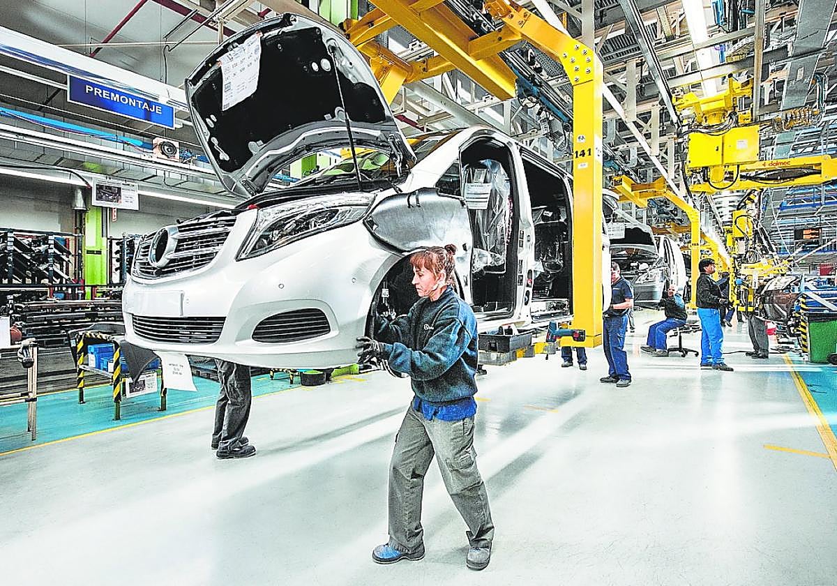 Cadena de montaje de furgonetas eléctricas en una factoría vitoriana.