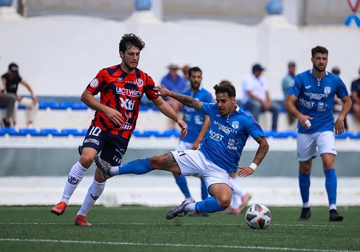 Iván Pérez salta para evitar el pase de Pau Pérez.