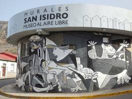 Guernica que preside el acceso a los Murales de San Isidro.
