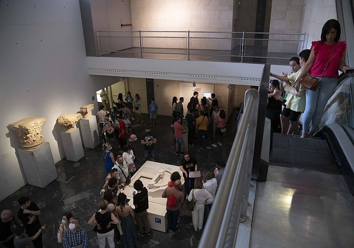 Multitud de personas en el Teatro Romano en la pasada edición de la Noche de los Museos.