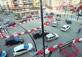 Circulación de vehículos en la zona del Rollo, en el barrio del Carmen, a donde han llegado recientemente las obras de los nuevos carriles bus y bici que se están ejecutando.