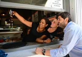 Dos vecinas de Cabezo de Torres se hacen un selfie con López Miras, este marte en Cabezo de Torres.
