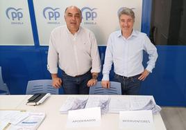 El concejal Víctor Valverde junto al candidato popular, Pepe Vegara.