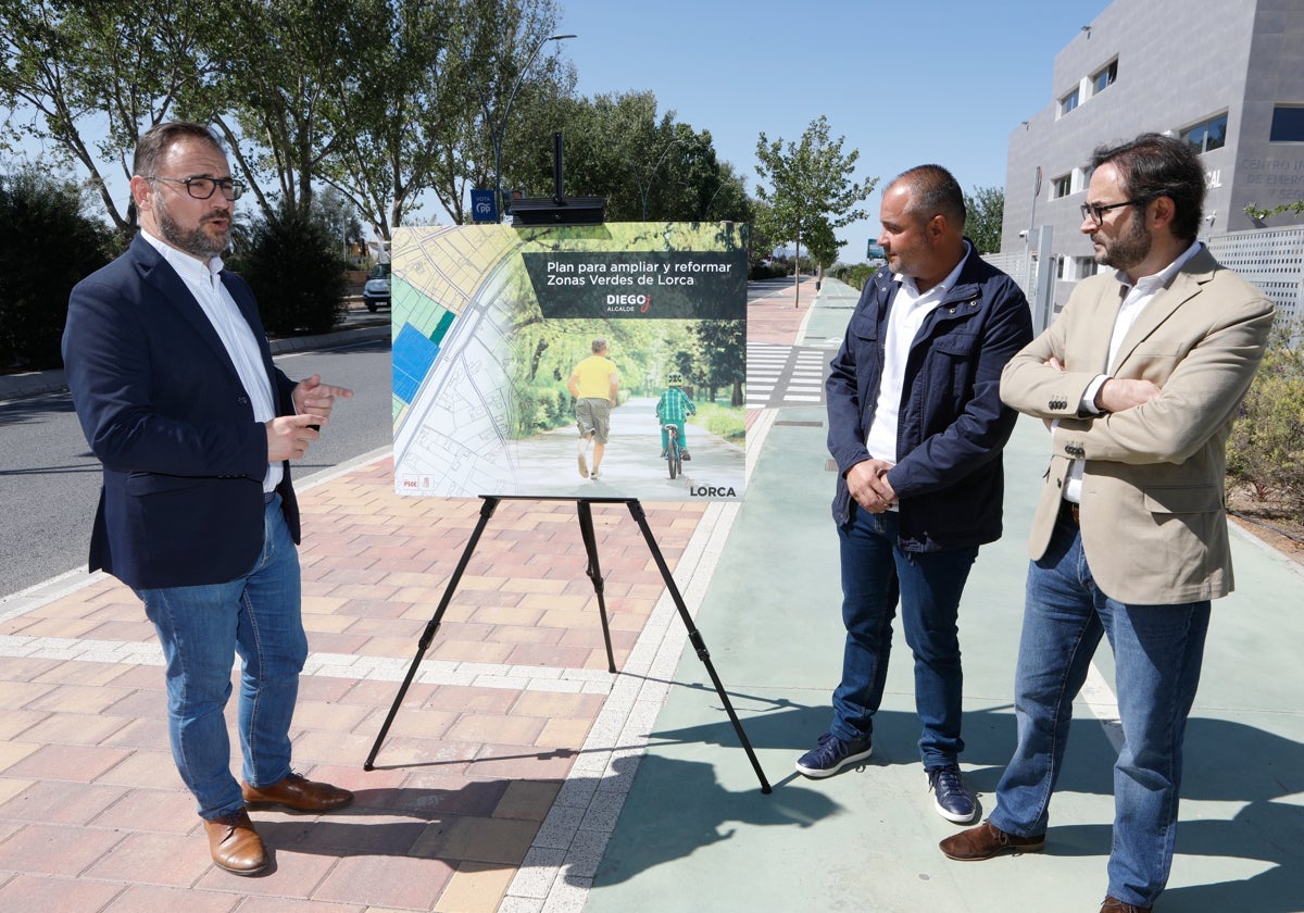 Mateos (i) durante la presentación de su proyecto en la avenida José López Fuentes.