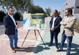 Mateos (i) durante la presentación de su proyecto en la avenida José López Fuentes.