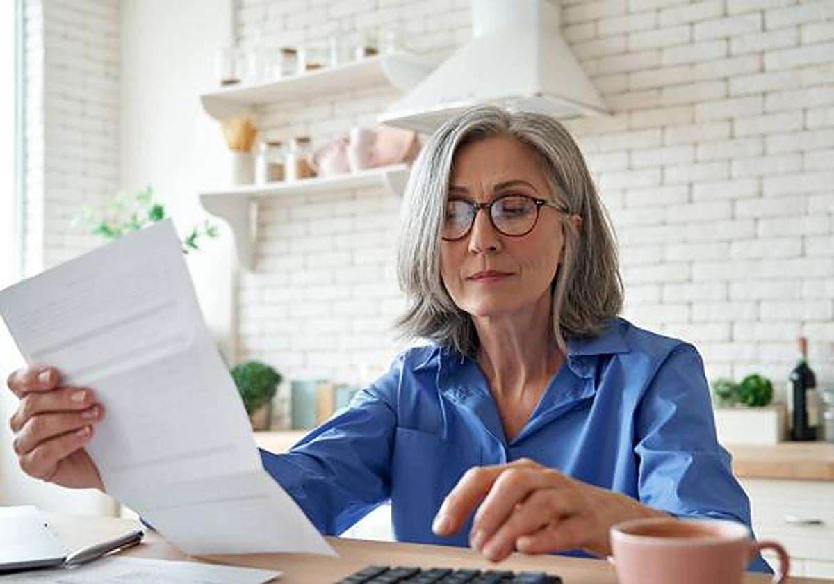 Una mujer consulta documentos.