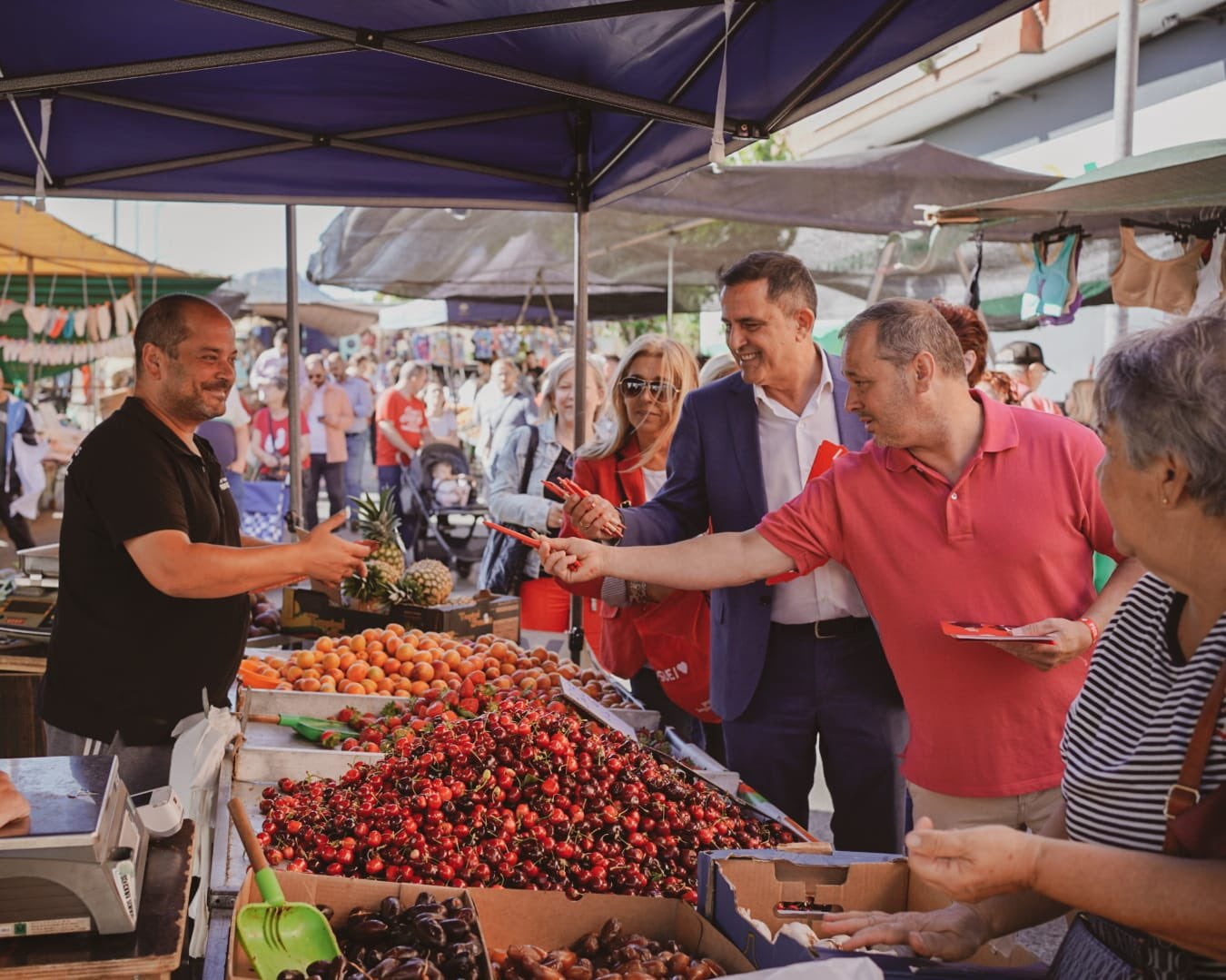 José Antonio Serrano (3d), este martes, en el mercado de El Palmar.
