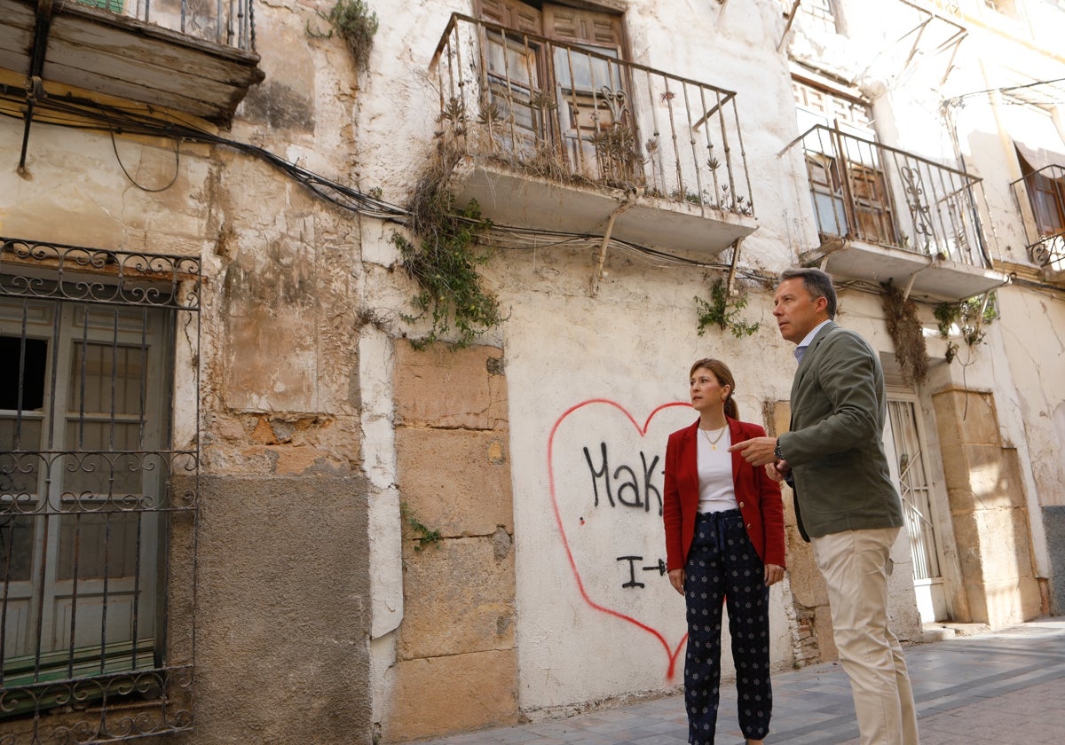 Fulgencio Gil y Rosa Medina, junto a una casa en ruina de la calle Cava donde el PP propone construir pisos para jóvenes.
