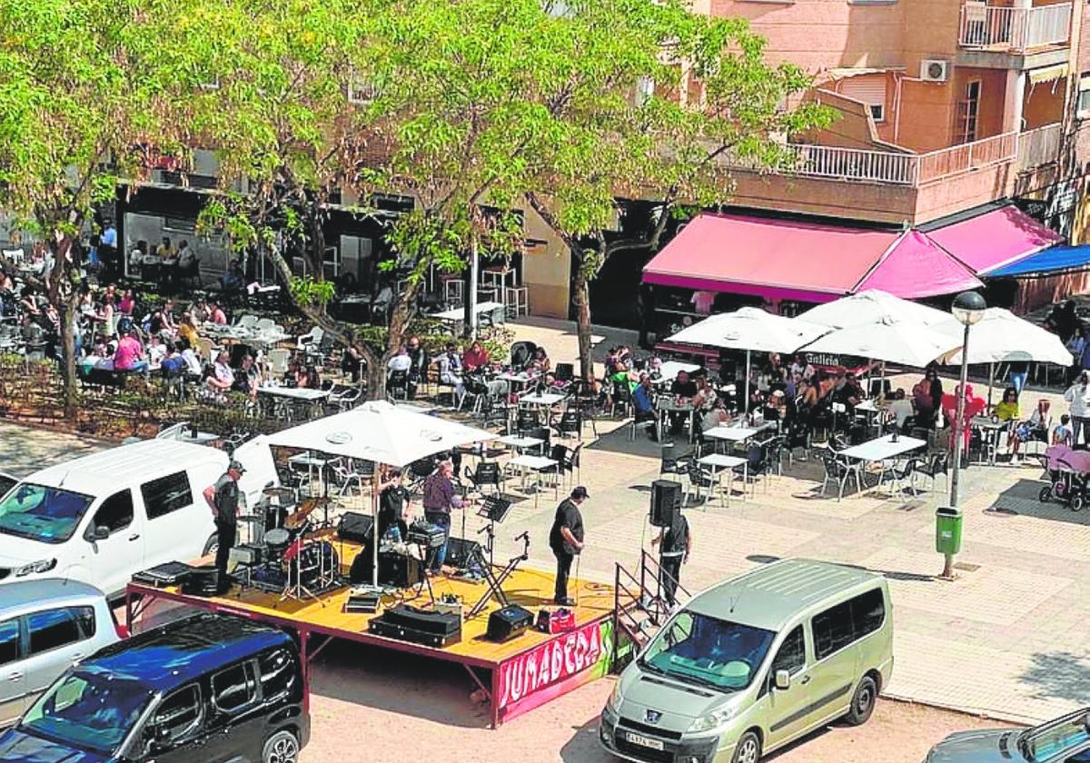 Uno de los conciertos celebrados en las cruces de mayo del residencial.