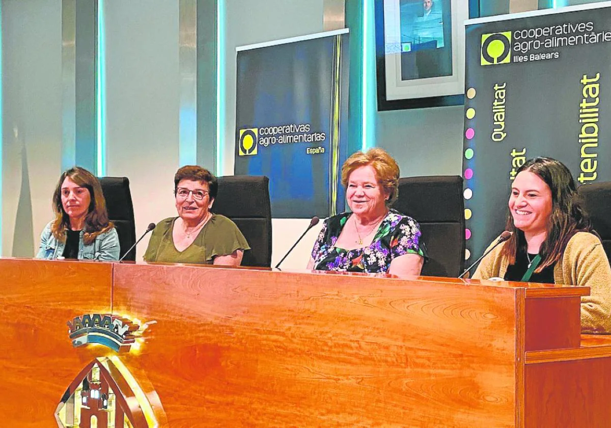 Mesa redonda del encuentro en Ibiza con la participación de Elisa Martínez (2ª dcha.).