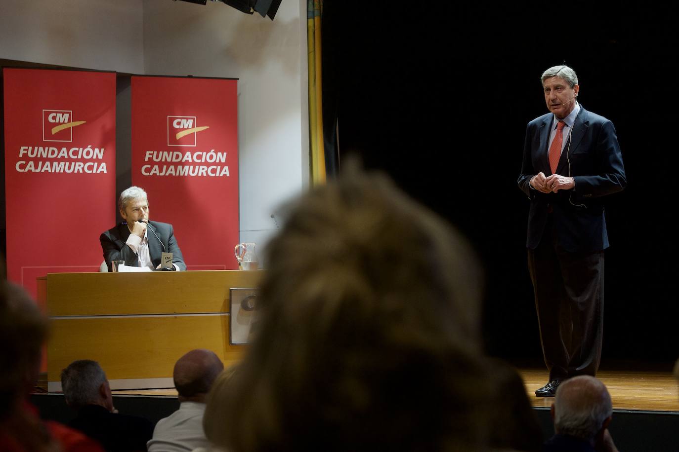 José Luis García Delgado en el Aula de Cultura de LA VERDAD