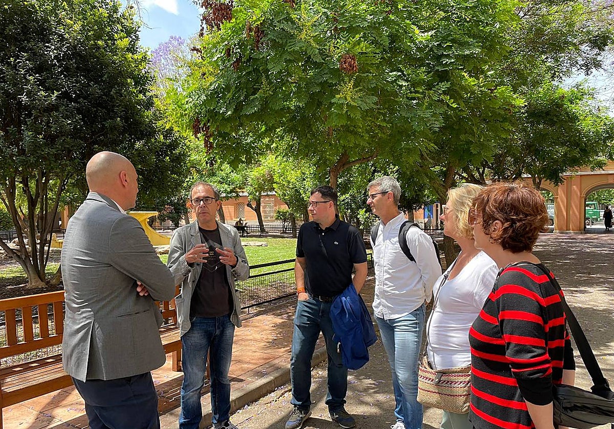 García Rex (i) conversa con vecinos de Vistabella
