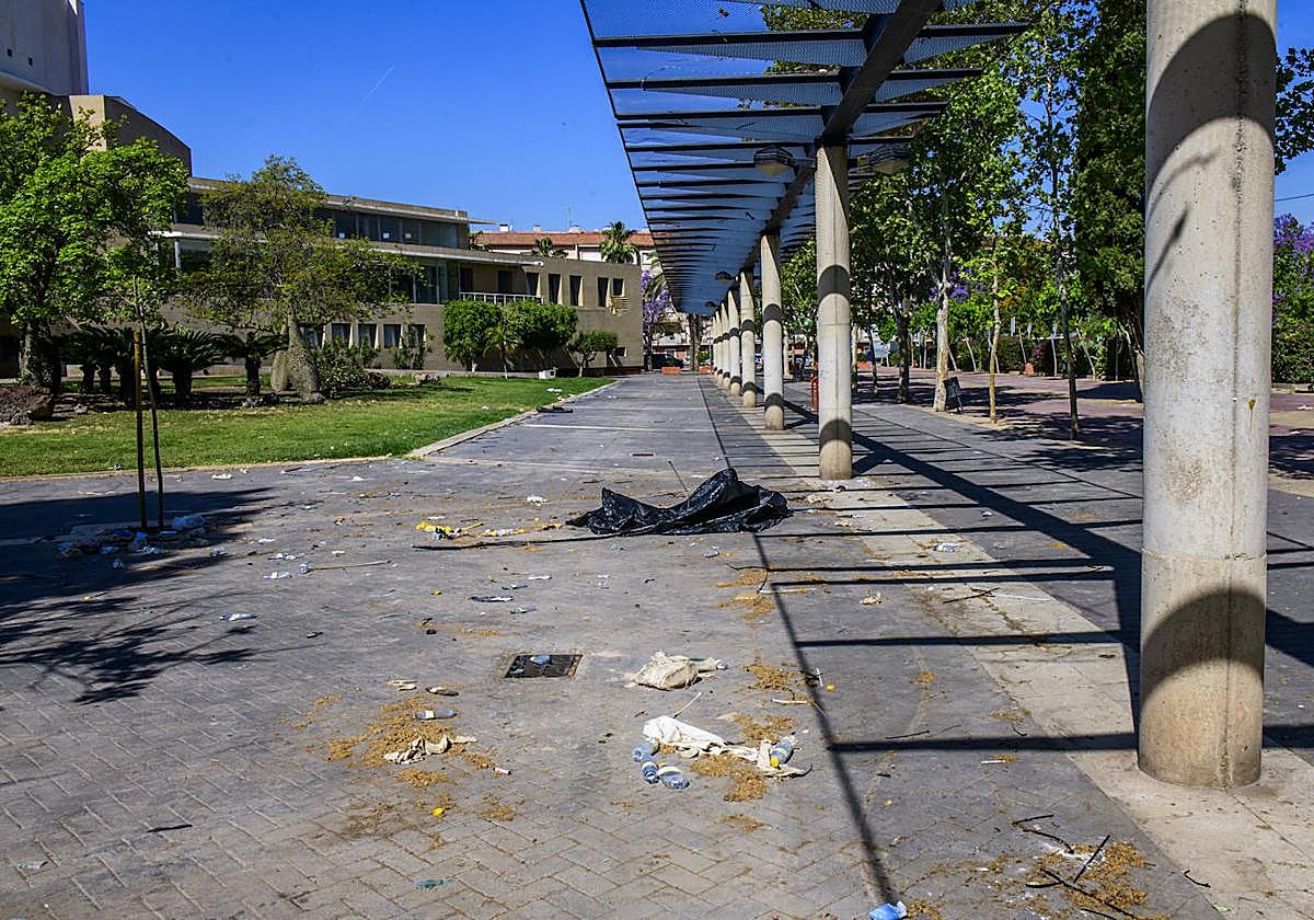Basura acumulada en la zona de la Fica tras la celebración del Warm Up este año.