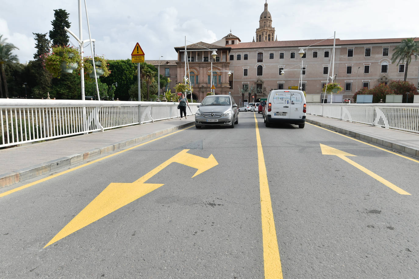 El primer día del Puente Viejo de Murcia cerrado, en imágenes