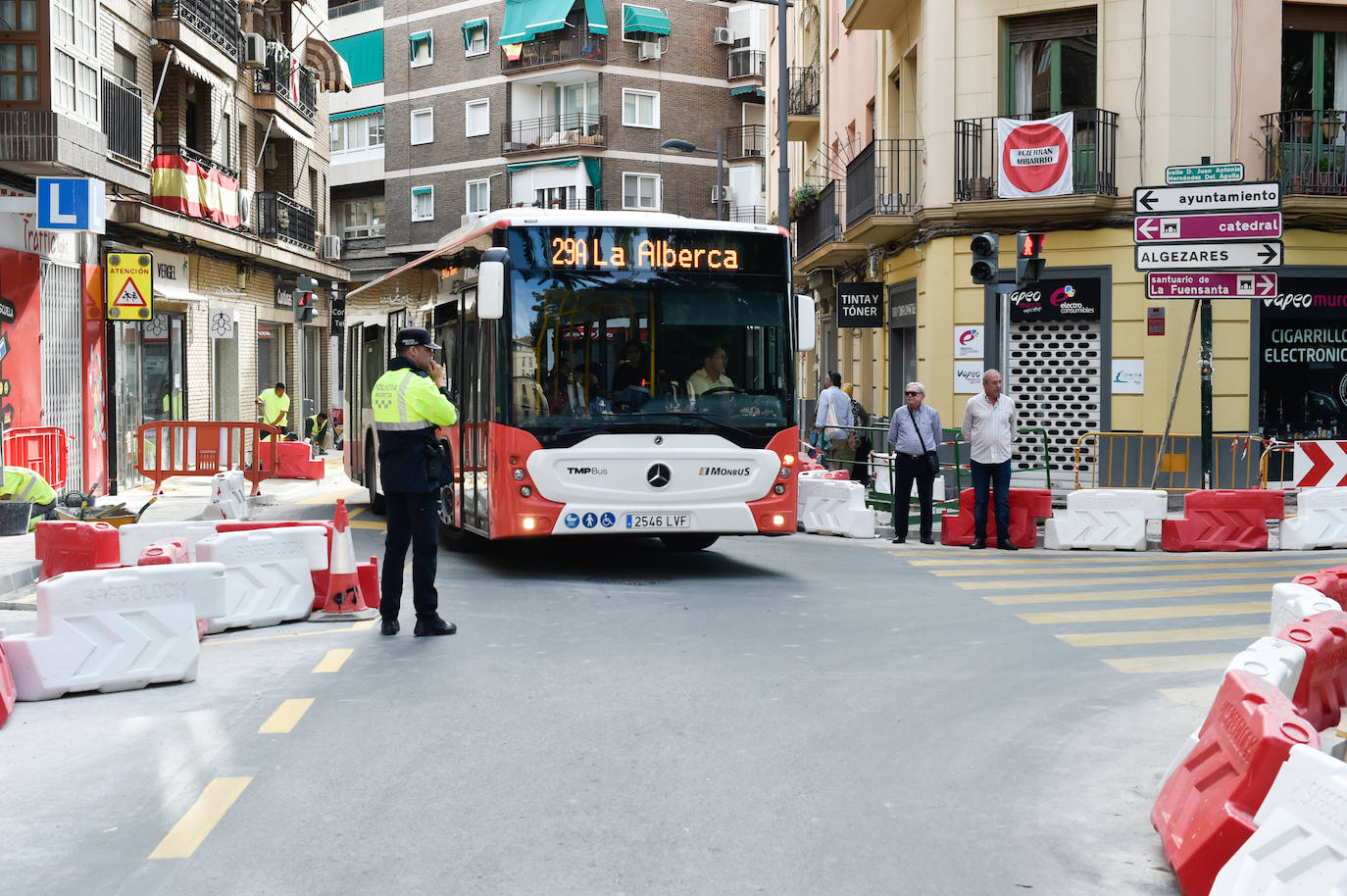 El primer día del Puente Viejo de Murcia cerrado, en imágenes