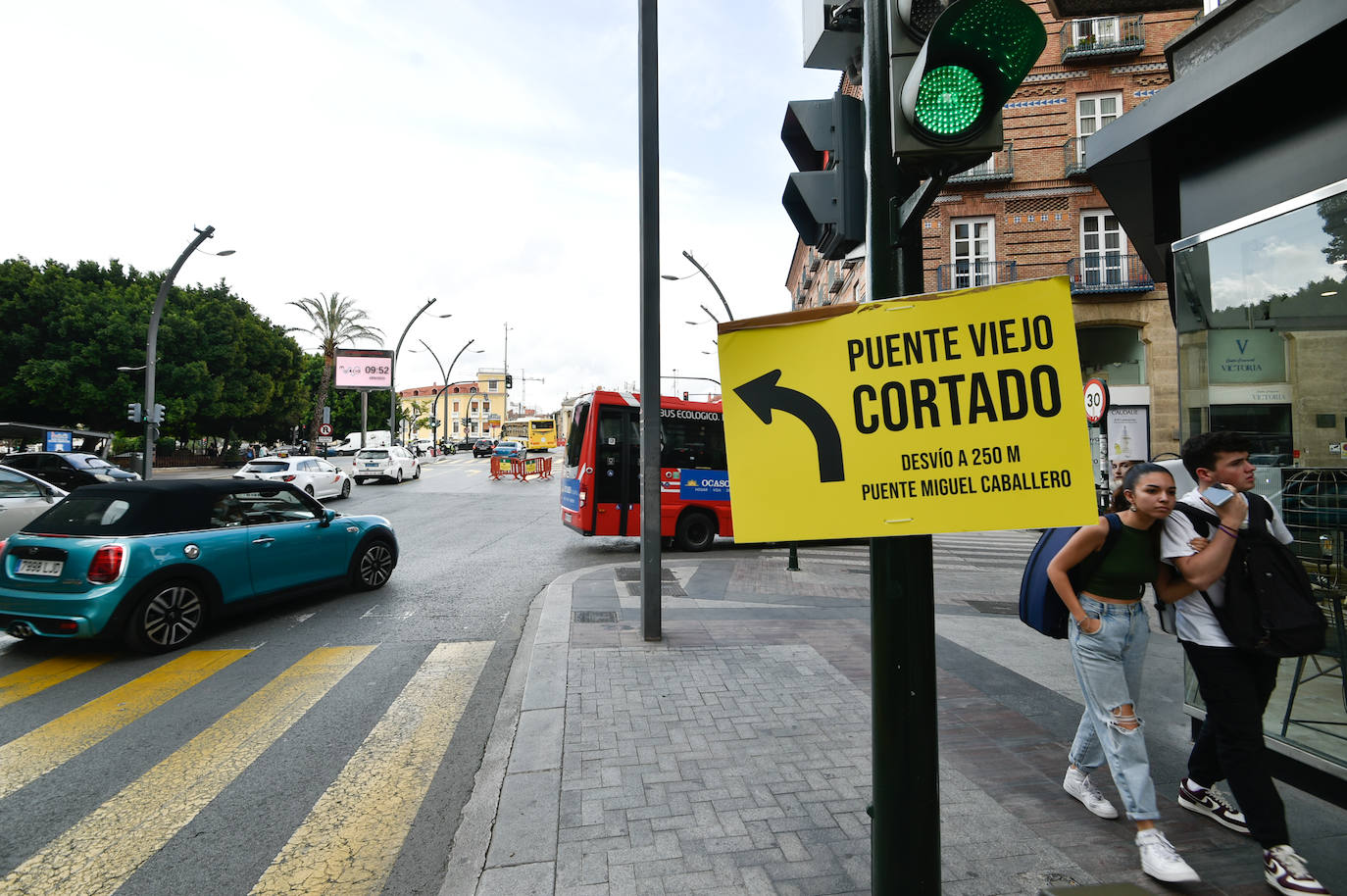 El primer día del Puente Viejo de Murcia cerrado, en imágenes