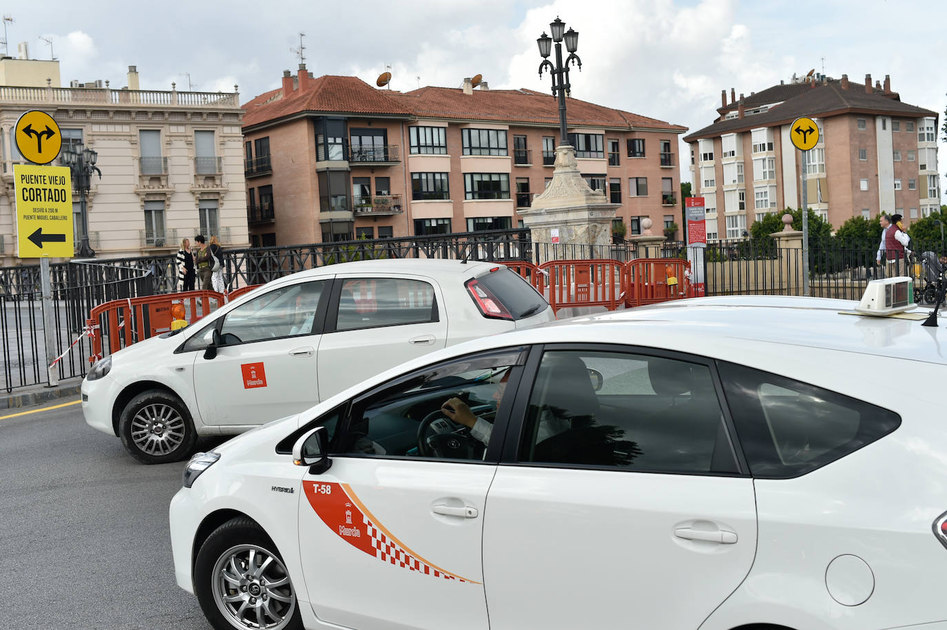 El primer día del Puente Viejo de Murcia cerrado, en imágenes
