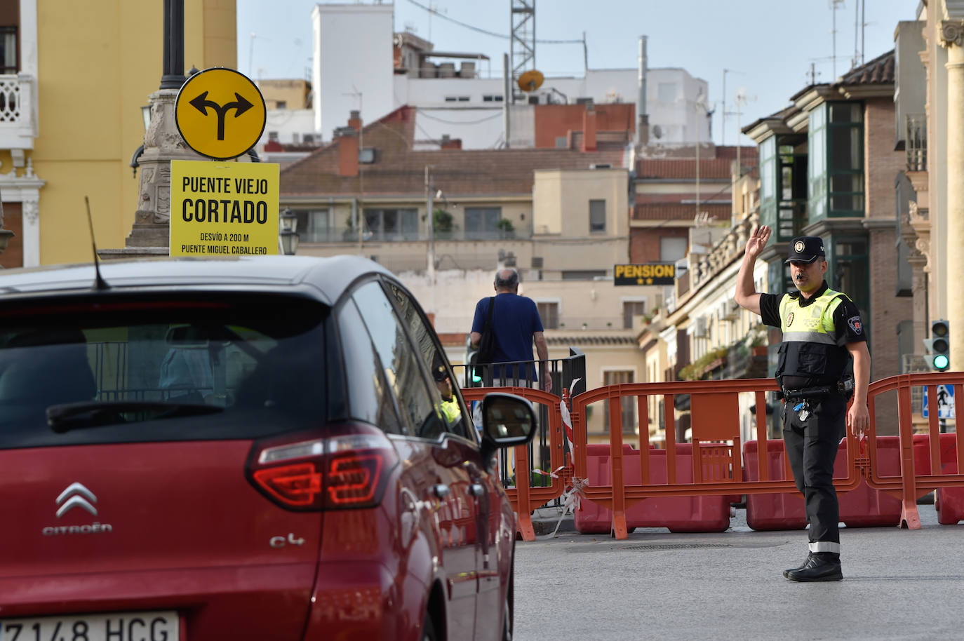 El primer día del Puente Viejo de Murcia cerrado, en imágenes