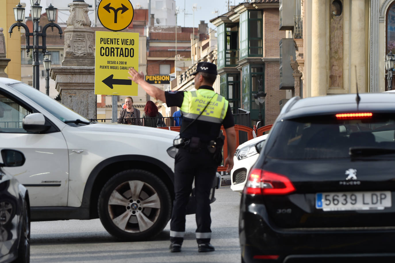 El primer día del Puente Viejo de Murcia cerrado, en imágenes