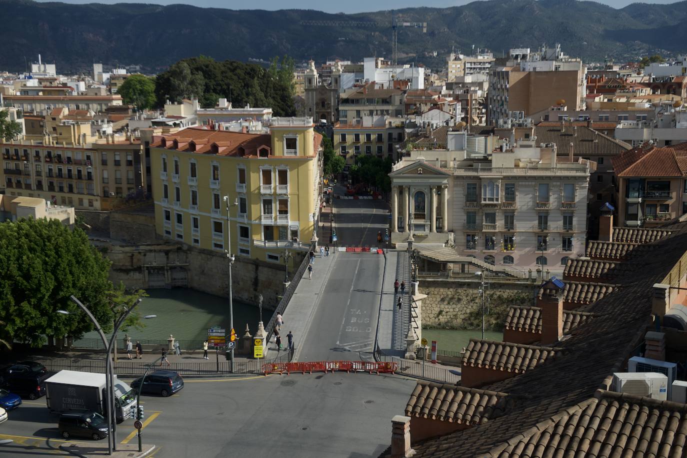 El primer día del Puente Viejo de Murcia cerrado, en imágenes